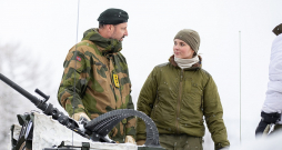 Norvēģijas kroņprincis Hokons apmeklē militārās mācības "Joint Viking 2025" Ziemeļnorvēģijā, kur piedalījās arī Norvēģijas princese Ingrida Aleksandra, pildot 15 mēnešus ilgo valsts aizsardzības dienestu. Norvēģijas kroņprincis Hokons apmeklē militārās mācības "Joint Viking 2025" Ziemeļnorvēģijā, kur piedalījās arī Norvēģijas princese Ingrida Aleksandra, pildot 15 mēnešus ilgo valsts aizsardzības dienestu.