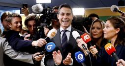 Liberālās partijas "Demokrāti 66" līderis Robs Jetens ceturtdien Nīderlandes parlamentā Hāgā, atbildot uz žurnālistu jautājumiem. Liberālās partijas "Demokrāti 66" līderis Robs Jetens ceturtdien Nīderlandes parlamentā Hāgā, atbildot uz žurnālistu jautājumiem.