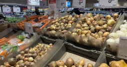 Gan "Rimi" gan "Maxima" šoruden pieejama plaša vietējo zemnieku audzēto dārzeņu izvēle – šie abi tīkli sadarbojas ar desmitiem un pat simtiem dārzeņu audzētāju. Gan "Rimi" gan "Maxima" šoruden pieejama plaša vietējo zemnieku audzēto dārzeņu izvēle – šie abi tīkli sadarbojas ar desmitiem un pat simtiem dārzeņu audzētāju.