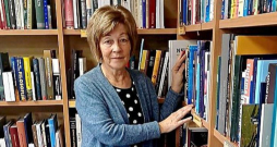 Salaspils bibliotēkas lasītavas vadītāja Maruta Birzniece. Salaspils bibliotēkas lasītavas vadītāja Maruta Birzniece.