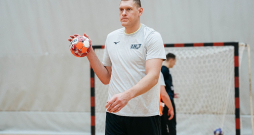 Dainis Krištopāns pēc vairāk nekā trīs gadu pārtraukuma atkal ir Latvijas izlases rindās. Dainis Krištopāns pēc vairāk nekā trīs gadu pārtraukuma atkal ir Latvijas izlases rindās.