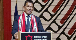 Bijušais Latvijas hokeja izlases galvenais treneris Teds Nolans uzstājas ar runu Kanādas Sporta slavas zāles jauno dalībnieku uzņemšanas ceremonijā. Bijušais Latvijas hokeja izlases galvenais treneris Teds Nolans uzstājas ar runu Kanādas Sporta slavas zāles jauno dalībnieku uzņemšanas ceremonijā.