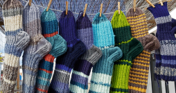 Rokdarbnieces Sandras Eglītes adītās zeķes Ukrainas karavīriem. Rokdarbnieces Sandras Eglītes adītās zeķes Ukrainas karavīriem.