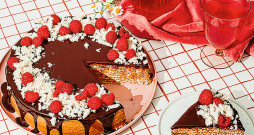 Vafeļkūka ar iebiezināto pienu. Vafeļkūka ar iebiezināto pienu.