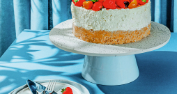 Biezpienkūka ar iebiezināto pienu.