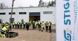 Jaunās koksnes nozares uzņēmuma "Stiga RM" rūpnīcas kapsulas iemūrēšanas pasākums Ogres novadā. Jaunās koksnes nozares uzņēmuma "Stiga RM" rūpnīcas kapsulas iemūrēšanas pasākums Ogres novadā.