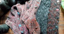 Laumas Neimanes zeķes pogājamas gandrīz līdz ceļgalam. Adāmas palielinātas ar domu, ka uz kājas ir apsējs vai ģipsis. Vislabāk viscaur vai vietām adīt elastīgajā valnīša rakstā. Noder mājās esošas atbilstoša lieluma pogas. Laumas Neimanes zeķes pogājamas gandrīz līdz ceļgalam. Adāmas palielinātas ar domu, ka uz kājas ir apsējs vai ģipsis. Vislabāk viscaur vai vietām adīt elastīgajā valnīša rakstā. Noder mājās esošas atbilstoša lieluma pogas.