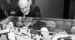 Mākslinieks Gunārs Krollis Latvijas Bankas konkursa "Latvijas gada monēta 2006" uzvarētāja apbalvošanas pasākumā.