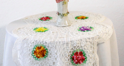 Tamborēts galdauts.