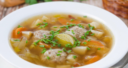 Frikadeļu zupa ar selerijām.