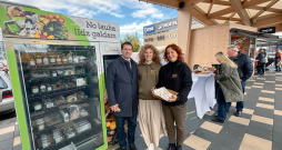 Pašapkalpošanās ledusskapja atklāšanas dienā šāgada 11. oktobrī ar pircējiem tikās arī LPKS Provinces produkti valdes locekles Agnese Štencele (no labās), Aneta Rulle, kurām līdzās ir LLKA izpilddirektors Rolands Feldmanis.