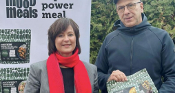 "Latvijas Aizsardzības ministrijas piešķirtā granta ietvaros notiek mūsu produkcijas testēšana gan Latvijas Nacionālajos bruņotajos spēkos, gan Zemessardzē. Saņemtie rezultāti liecina, ka novērtējums ir ļoti augsts – 8 balles no 9," ir gandarīti uzņēmuma "Roga–Agro" saimnieki Oņega Circene un Valdis Circenis.