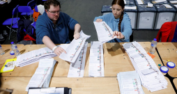 Īrijā vēlētājs iecirknī parasti saņem garu papīra strēmeli, uz kura ir visi kandidāti, kurus viņš var sarindot vēlamajā kārtībā. Arī saskaitīt rezultātus nav viegli – tas ilgst piecas dienas. Īrijā vēlētājs iecirknī parasti saņem garu papīra strēmeli, uz kura ir visi kandidāti, kurus viņš var sarindot vēlamajā kārtībā. Arī saskaitīt rezultātus nav viegli – tas ilgst piecas dienas.