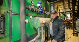 SIA "AGB serviss" saimnieks Aivars Bundzens: "Ar šķeldu kurināmās siltuma ražošanas iekārtas ir dārgākas nekā ar gāzi darbināmās, tomēr visā darbības cikla laikā, tie ir 15 līdz 20 gadi, ar šķeldu darbināmais katls ir izdevīgāks nekā gāzes iekārta."