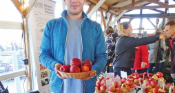 Dārzkopības institūta zinātniskais asistents Dāniels Udalovs. Dārzkopības institūta zinātniskais asistents Dāniels Udalovs.