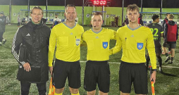 Vēsturisks brīdis Gudermaņu ģimenē un Latvijas futbolā – pirmo reizi Nākotnes jeb pēc spēka otrās līgas spēli tiesā tēvs un dēls. Attēlā no kreisās Artemijs Judins, Haralds Gudermanis, Kārlis Rozītis un Gustavs Gudermanis. Vēsturisks brīdis Gudermaņu ģimenē un Latvijas futbolā – pirmo reizi Nākotnes jeb pēc spēka otrās līgas spēli tiesā tēvs un dēls. Attēlā no kreisās Artemijs Judins, Haralds Gudermanis, Kārlis Rozītis un Gustavs Gudermanis.