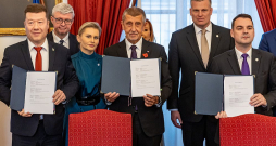 Čehijas potenciālais premjers Andrejs Babišs (vidū) un viņa eiroskeptiskās koalīcijas partneri pēc līguma parakstīšanas – "Brīvības un tiešās demokrātijas" Tomio Okamura (pa kreisi) un Petrs Macinka no "Autobraucējiem sev".