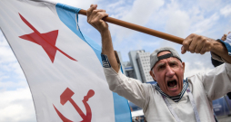 Krievijas pilsētā Kaļiņingradā futbola līdzjutējs vicina PSRS jūras kara flotes karogu. Kēnigsberga savulaik bija prūšu pilsēta, kas pēc Otrā pasaules kara nonāca PSRS kontrolē un tika
pārkrieviskota. Kēnigsbergas apgabalā joprojām atrodas Krievijas Baltijas jūras kara flotes štābs.