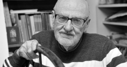 Gunārs Krollis, 23.06.1932. – 31.10.2025. Attēlā: saņemot "Mākslas akadēmijas balvu 2014".