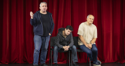 Pievilcīgākie un rosinošākie neapšaubāmi ir tie tēli, kuriem aktieris atdod kaut ko no sevis paša. Jaunā Rīgas teātra aktieri Gundars Āboliņš (no kreisās), Vilis Daudziņš un Andris Keišs dažādu izrādes varoņu lomās Alvja Hermaņa iestudējumā "Kritiens augšup". Pievilcīgākie un rosinošākie neapšaubāmi ir tie tēli, kuriem aktieris atdod kaut ko no sevis paša. Jaunā Rīgas teātra aktieri Gundars Āboliņš (no kreisās), Vilis Daudziņš un Andris Keišs dažādu izrādes varoņu lomās Alvja Hermaņa iestudējumā "Kritiens augšup".