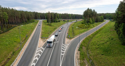 Lietuvā izbūvēts moderns automaģistrāles 12 km posms pie Marijampoles, noslēdzot "Via Baltica" rekonstrukciju no Kauņas līdz pat Polijas robežai. Četru joslu autoceļu no Kauņas arī līdz Latvijas robežai lietuvieši plāno izbūvēt nākamo astoņu gadu laikā.