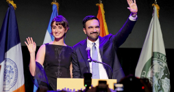 Ņujorkas mēra vēlēšanu uzvarētājs Zohrans Mamdani ar sievu Ramu Duvadži vēlēšanu naktī. Ņujorkas mēra vēlēšanu uzvarētājs Zohrans Mamdani ar sievu Ramu Duvadži vēlēšanu naktī.