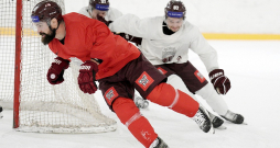 Jaunais Triju Zvaigžņu ordeņa virsnieks Kaspars Daugaviņš cer ar labu sniegumu Vācijas kausa izcīņā tikt pie līguma kādā no Eiropas vadošajām hokeja līgām. Jaunais Triju Zvaigžņu ordeņa virsnieks Kaspars Daugaviņš cer ar labu sniegumu Vācijas kausa izcīņā tikt pie līguma kādā no Eiropas vadošajām hokeja līgām.