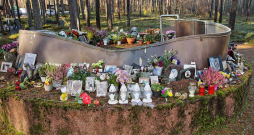 Piemineklis visiem mirušajiem ķepaiņiem – milzīgs dzirnakmens un atraisīta kaklasiksna, kas simboliski norāda, ka dzīvnieciņš tiek palaists brīvībā uz citiem medību laukiem.