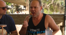 Lauris Reiniks pagaršo aligatora asti; "Garšo kā vista!" Lauris Reiniks pagaršo aligatora asti; "Garšo kā vista!"