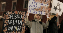 Doma laukumā notiek protests "Nosargāsim Māti Latviju" pret izstāšanos no Eiropas Padomes Konvencijas par Vardarbības pret sievietēm un vardarbības ģimenē novēršanu un apkarošabu (Stambulas konvencijas). Doma laukumā notiek protests "Nosargāsim Māti Latviju" pret izstāšanos no Eiropas Padomes Konvencijas par Vardarbības pret sievietēm un vardarbības ģimenē novēršanu un apkarošabu (Stambulas konvencijas).