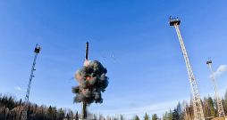 Starpkontinentālās ballistiskās raķetes "Jars" palaišana Krievijas stratēģisko kodolspēku mācību laikā šā gada oktobrī. Starpkontinentālās ballistiskās raķetes "Jars" palaišana Krievijas stratēģisko kodolspēku mācību laikā šā gada oktobrī.