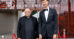 Valdes priekšsēdētājs Timurs Tomsons (no labās) un mākslinieciskais vadītājs Orests Silabriedis droši stūrē Liepājas "Lielo dzintaru" labāko Eiropas koncertzāļu virzienā.