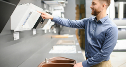 Iebūvējams tvaiku nosūcējs ar izvirzāmu korpusu.