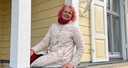 Draugi apgalvo, ka Ilva Mieze ar savu māju ir tā saaugusi, ka pat nespēj
viņu iedomāties citā vidē. Saimniece piebilst, ka nams prasa arī daudz pūļu