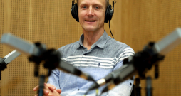 Raidījuma “Krustpunktā”
vadītājs Aidis Tomsons,
kam Radio darbā ir vairāk nekā 30 gadu pieredze.
