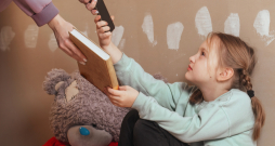 Kāpēc bērniem jālasa grāmatas, ja reiz strauji esam iegājuši digitālajā laikmetā, kur informācija ir pieejama dažu “klikšķu” attālumā? Atbilde vienkārša: lasīšana attīsta domāšanu, valodu un iztēli daudz dziļāk, nekā to spēj digitālie mediji.