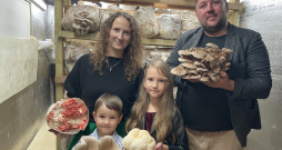 Austersēņu audzēšana Dzērvēm ir ģimenes bizness, kurā piedalās arī bērni. Attēlā: audzētāji “rudens” konteinerā, kur notiek sēņu augšana.