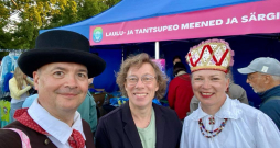 Artis Puriņš ar igauņu dejotājiem.