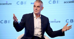 Tims Deivijs britu sabiedrisko raidorganizāciju BBC vada kopš 2020. gada. Deivijs svētdien paziņoja, ka "pašreizējās diskusijas" par BBC ir veicinājušas viņa lēmumu atkāpties, tomēr šādam solim ir arī citi iemesli.