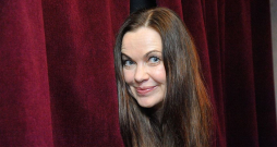 Evija Krūze: ""Viss par Ievu" būs krāšņa izrāde ar tiešām atklāti saskatāmām teātra aizkulisēm. Uz skatuves būs gan ģērbējs, gan grima mākslinieces, un, ripai griežoties, būs redzami arī skatuves mākslinieki un vērojamas nianses, kas notiek starp ainām. Tomēr noslēpums neizpaliks..." Evija Krūze: ""Viss par Ievu" būs krāšņa izrāde ar tiešām atklāti saskatāmām teātra aizkulisēm. Uz skatuves būs gan ģērbējs, gan grima mākslinieces, un, ripai griežoties, būs redzami arī skatuves mākslinieki un vērojamas nianses, kas notiek starp ainām. Tomēr noslēpums neizpaliks..."