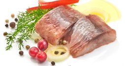 Siļķe dzērveņu marinādē. Siļķe dzērveņu marinādē.