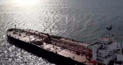 Krievu ēnu flotes kuģis.