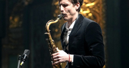 Saksofonists Kārlis Auziņš uzstājas "Lielās mūzikas balvas 2022" pasniegšanas ceremonijā Latvijas Nacionālajā operā.