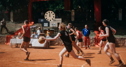 Agnese Budovska komandas "TTT" līderes Dzidras Uztupes-Karamiševas lomā.