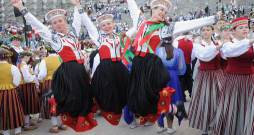 Pēc desmit gadu pārtraukuma šovasar notikušie Skolu jaunatnes dziesmu un deju svētki, iesaistot gandrīz 38 000 dalībnieku, bija mākslinieciski augstvērtīgi, tomēr ar tiem saistītās problēmas ir saglabājušās. Pēc desmit gadu pārtraukuma šovasar notikušie Skolu jaunatnes dziesmu un deju svētki, iesaistot gandrīz 38 000 dalībnieku, bija mākslinieciski augstvērtīgi, tomēr ar tiem saistītās problēmas ir saglabājušās.