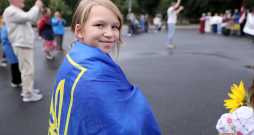 No pilna mēroga sākuma līdz šodienai Ukrainas civiliedzīvotāju skaits, kas patvērušies mūsu valstī, ir sarucis no 44 tūkstošiem līdz 31 tūkstotim. Attēlā: Ukraiņu kopiena šovasar 22. augustā organizēja Pateicības diena Latvijas tautai, lai pateiktos par sniegto patvērumu, palīdzību un atbalstu, pie Brīvības pieminekļa Rīgā ukraiņi dziedāja Latvijas valsts himnu latviešu valodā. No pilna mēroga sākuma līdz šodienai Ukrainas civiliedzīvotāju skaits, kas patvērušies mūsu valstī, ir sarucis no 44 tūkstošiem līdz 31 tūkstotim. Attēlā: Ukraiņu kopiena šovasar 22. augustā organizēja Pateicības diena Latvijas tautai, lai pateiktos par sniegto patvērumu, palīdzību un atbalstu, pie Brīvības pieminekļa Rīgā ukraiņi dziedāja Latvijas valsts himnu latviešu valodā.