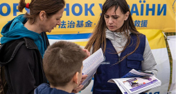 Starptautiskās bēgļu organizācijas Lietuvas birojā informē atbraukušos ukraiņus par iespējām saņem vienreizēju pabalstu 352 eiro apmērā par katru ģimenes locekli. Starptautiskās bēgļu organizācijas Lietuvas birojā informē atbraukušos ukraiņus par iespējām saņem vienreizēju pabalstu 352 eiro apmērā par katru ģimenes locekli.