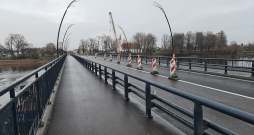 Jaunajam tiltam neviena no vecā tilta konstrukcijām nebija atbilstoša un derīga, tāpēc visus vecā tilta balstus nācies demontēt. Salacgrīvieši ir patīkami pārsteigti, ka tilta būvniecība tikusi pabeigta sākotnēji solītajos termiņos, kas Latvijā ir retums. Būvnieki apliecina – iekļauties pusotrā gadā neesot bijis viegli. Jaunajam tiltam neviena no vecā tilta konstrukcijām nebija atbilstoša un derīga, tāpēc visus vecā tilta balstus nācies demontēt. Salacgrīvieši ir patīkami pārsteigti, ka tilta būvniecība tikusi pabeigta sākotnēji solītajos termiņos, kas Latvijā ir retums. Būvnieki apliecina – iekļauties pusotrā gadā neesot bijis viegli.