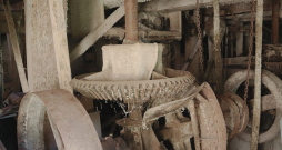 Dadzīšu (Rusuļu) ūdensdzirnavu iekārta saglabājusies no 20. gs. pirmajām desmitgadēm. Dadzīšu (Rusuļu) ūdensdzirnavu iekārta saglabājusies no 20. gs. pirmajām desmitgadēm.