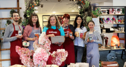 Žurnāla "Praktikais Latvietis" radošā komanda (no kreisās - Jānis Siliņš, Lelde Jaudzema, Sandra Ruska, Ingrīda Neusa-Luca, Madara Briede un Elīna Kondrāte).